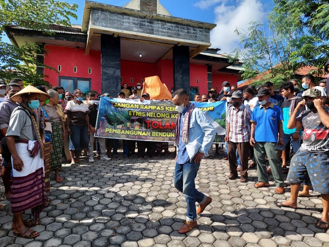 Warga dari suku Helong saat mendatangi dan menggelar aksi di depan Kantor Lurah Kolhua, Kecamatan Maulafa, Kota Kupang, NTT, Senin (11/4). Foto : Istimewa