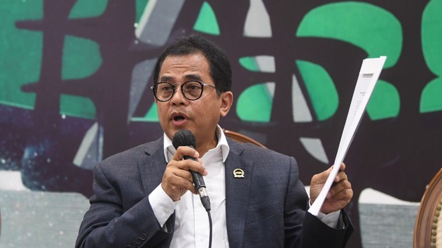 Sekretaris Jenderal DPR Indra Iskandar memberikan keterangan pers soal anggaran Rp48,7 miliar untuk penggantian gorden di rumah jabatan anggota dewan di Kompleks Parlemen, Senayan, Jakarta, Senin (28/3/2022). Foto: Akbar Nugroho Gumay/ANTARA FOTO