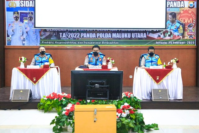 Kapolda Malut, Irjen Pol Risyapudin Nursin saat mengumumkan hasil seleksi Sekolah Inspektur Polisi. Foto: Humas Polda Malut 