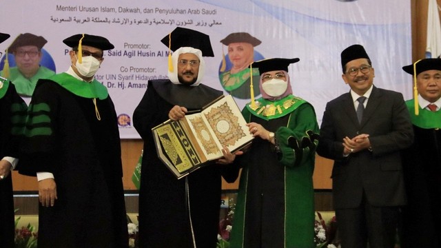 Menteri Urusan Islam, Dakwah, dan Penyuluhan Arab Saudi, Syaikh Abdullatif bin Abdulaziz Al Syaikh menerima anugerah Doktor Honoris Causa (HC) dari UIN Syarif Hidayatullah, Jakarta. Foto: Kemenag RI