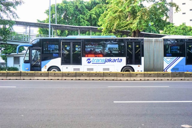 rute busway ciledug-kuningan. sumber foto : unsplash/foto bus transjakarta