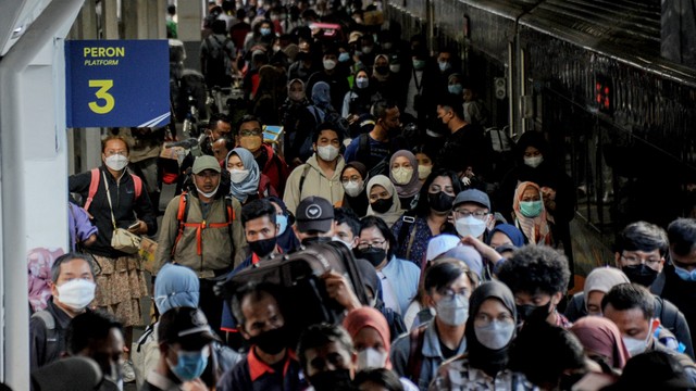 Foto: Suasana Puncak Arus Balik di Stasiun Bandung (40496)