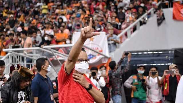 Gubernur DKI Jakarta Anies Baswedan merayakan pertandingan perdana Persija Jakarta di Trofeo Silaturahmi Jakarta di Jakarta International Stadium (JIS), Sabtu (7/5/2022). Foto: Instagram/@aniesbaswedan