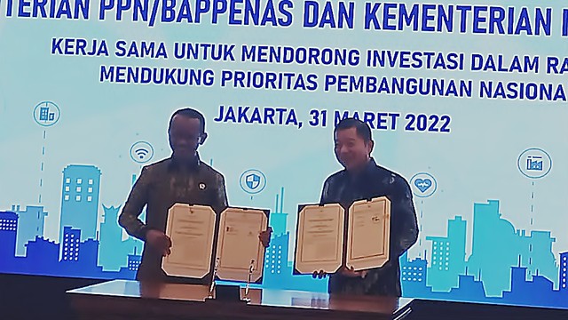 Penandatanganan nota kesepahaman Kementerian PPN/Bappenas dengan Kementerian Investasi/BKPM di Gedung Bappenas Jakarta, Kamis (31/3). Foto: Akbar Maulana/kumparan