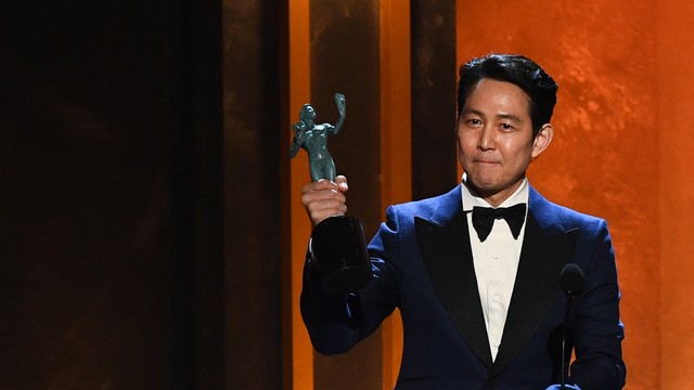 Aktor Lee Jung-jae memenangkan penghargaan dalam acara Screen Actors Guild (SAG) Tahunan ke-28. Foto: PATRICK T. FALLON/AFP