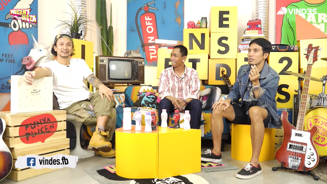 Vokalis Fourtwnty, Ari Lesmana, saat berbincang dengan Vincent dan Desta. Foto: YouTube/Vindes