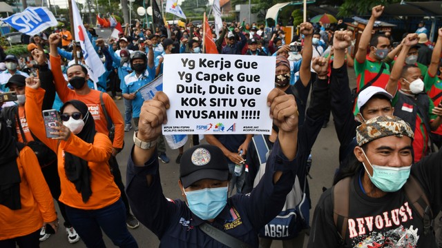 Sejumlah buruh berunjuk rasa di depan Kantor Kementerian Ketenagakerjaan (Kemnaker), Jakarta Selatan, Rabu (16/2/2022). Foto: Aditya Pradana Putra/ANTARA FOTO