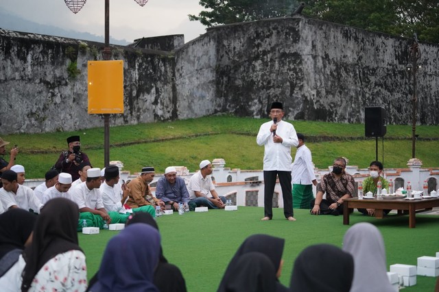 Wali Kota Ternate, Tauhid Soleman, memberikan sambutan menjelang detik-detik buka puasa di kawasan Benteng Oranje. Foto: Istimewa
