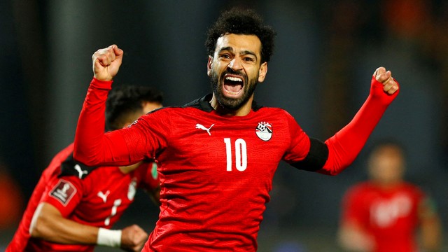 Pemain Mesir Mohamed Salah beraksi usai pertandingan hadapi Senegal, di Stadion Internasional Kairo, Kairo, Mesir, Jumat (25/3/2022).  Foto: Amr Abdallah Dalsh/REUTERS