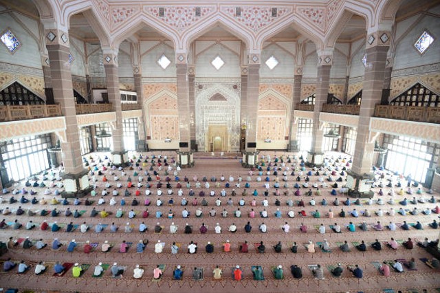 ilustrasi umat Muslim yang sedang bersholawat di dalam masjid. Foto: Pixabay