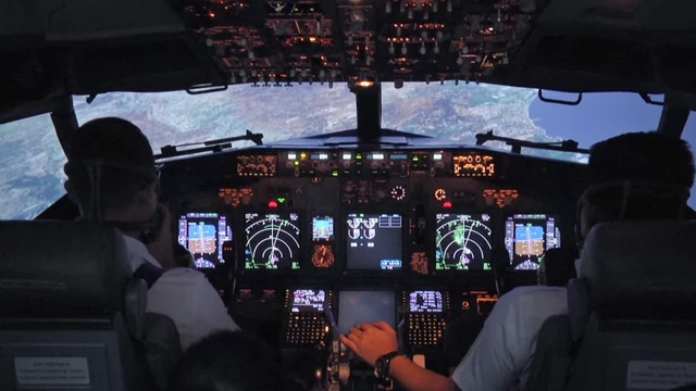 Simulasi situasi di kokpit dalam film Downfall: A Case Against Boeing. Foto: Netflix