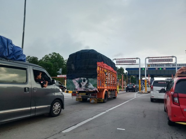 Antrean kendaraan di depan pintu masuk Gerbang Tol Bakauheni Selatan Jalur A. | Foto: Bella Sardio /Lampung Geh