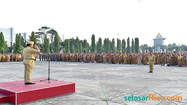 WAKIL Gubernur Riau, Edy Natar Afrizal Nasution memimpin apel upacara dihadiri ASN Pemprov Riau. 