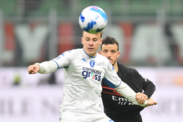 Pemain AC Milan Alessandro Florenzi berebut bola dengan pemain Empoli pada pertandingan lanjutan Liga Italia di San Siro, Milan, Italia.
 Foto: Daniele Mascolo/REUTERS