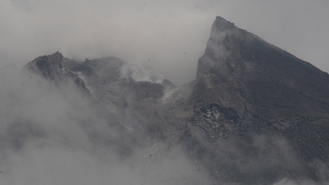 Puncak gunung Merapi mengeluarkan asap putih terlihat dari Balerante, Kemalang, Klaten, Jawa Tengah, Kamis (10/3). Foto: Aloysius Jarot Nugroho/ANTARA FOTO