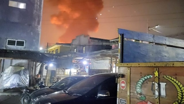 Kebakaran gudang penyimpanan cat dan thiner  di Kelurahan Duri Kosambi, Kecamatan Cengkareng Jakarta Barat, Sabtu (9/4) malam. Foto: Dok. Ayub