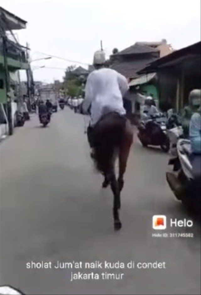 Momen tak biasa seorang lelaki tunggangi kuda menuju masjid untuk salat Jumat. (Foto: Instagram/@fakta.indo).