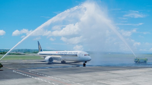 Pesawat Singapore Airlines saat tiba pertama kali di Bandara Ngurah Rai, Bali - IST