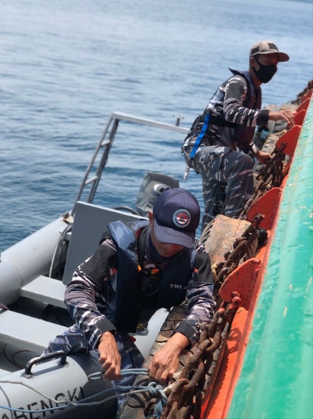 Pangkalan TNI AL (Lanal) Kendari berhasil menangkap Tiga Kapal Pengangkut Nikel Ore yang diduga tidak memiliki dokumen yang sah sesuai peraturan UU pelayaran. Foto: Dispen AL