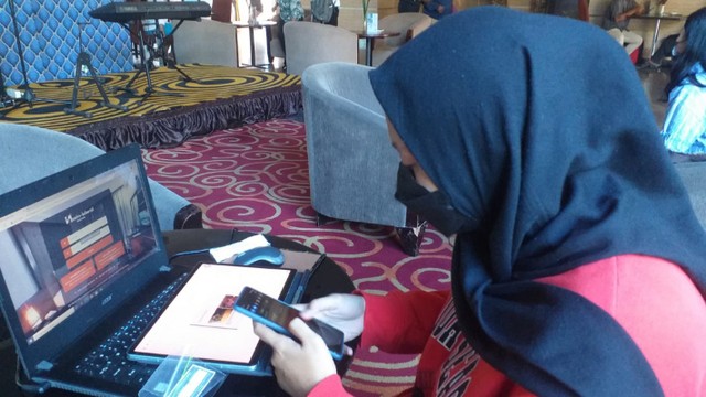 Mahasiswa UII Merauke terpaksa membeli voucher internet di hotel untuk kuliah online. (BumiPapua.com/Abdel Syah) 