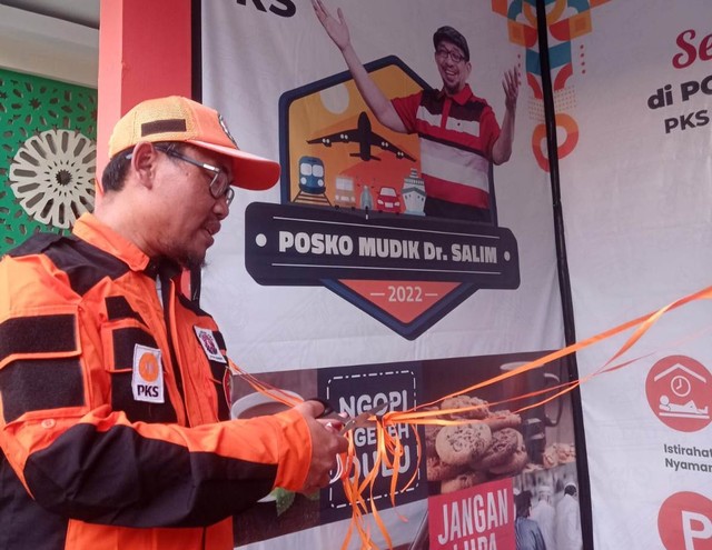 Ketua DPD PKS Majalengka, Roni Setiawan saat meresmikan posko mudik 2022