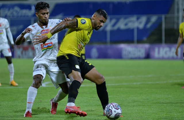 Pemain Persija Jakarta Osvaldo Ardiles Haay duel dengan pemain Barito Putera Renan Alves saat pertandingan Liga 1 di Stadion Kompyang Sujana, Denpasar, Bali, Rabu (23/2/2022). Foto: Fikri Yusuf/Antara Foto