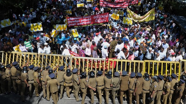 Pada tahun 2017, warga Sri Lanka di Kolombo memprotes rencana penjualan saham pelabuhan yang merugi kepada perusahaan China.