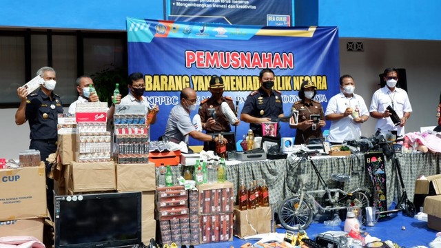 Bea Cukai Yogyakarta musnahkan barang impor ilegal dari pakaian, obat-obatan, hingga sex toys, Rabu (23/2/2022). Foto: Arfiansyah Panji Purnandaru/kumparan