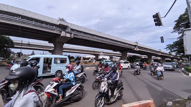 Arus lalu lintas di Jalan Kalimalang Raya, Pondok Bambu, Jakarta Timur, Jumat (29/4). Foto: Jonathan Devin/kumparan