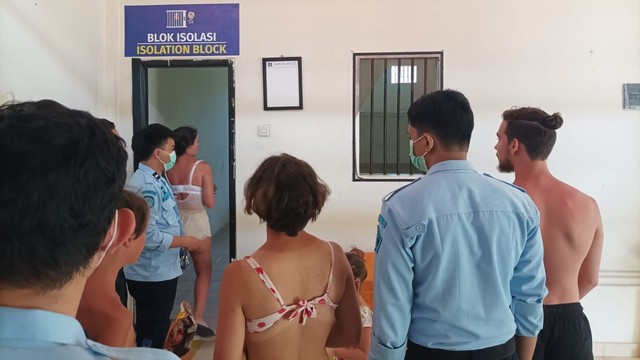 WNA di Bali masuk tanpa izin ke vila milik warga, diamankan Petugas Imigrasi Kelas I TPI Denpasar Ngaku, Rabu (6/4/2022).
 Foto: Dok. Istimewa