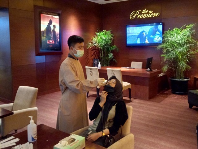 Skrining rapid antigen secara acak terhadap para pengunjung bioskop di Bandar Lampung, Jumat (4/3) | Foto: Sidik Aryono/ Lampung Geh