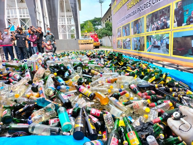 Polres Cirebon Kota Musnahkan Puluhan Ribu Miras dan Obat-obatan Terlarang (1540)