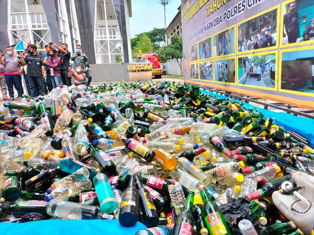 Puluhan ribu botol miras berbagai merk hasil operasi Polres Cirebon Kota, dimusnahkan dengan cara dilindas stum.(Juan)