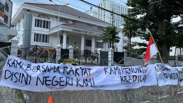 Massa Mahasiswa Di Bandung Kembali Demo Di Depan Gedung DPRD Jabar ...