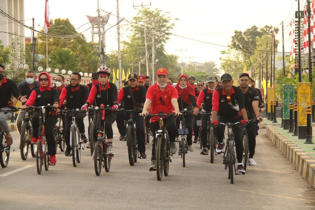 Wali Kota Se-Kalimantan Menikmati Pagi di Singkawang dengan Bersepeda (3005)