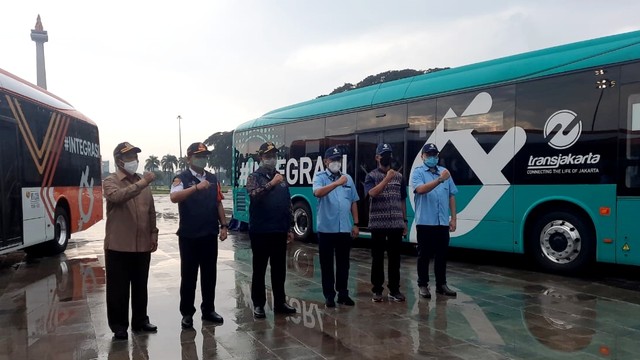 Gubernur DKI Jakarta Anies Baswedan (tengah) meresmikan layanan Bus Listrik Transjakarta di Plaza Selatan Monas, Selasa (8/3). Foto: Ave Airiza/kumparan