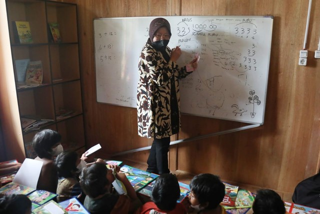 Menteri Sosial Tri Rismaharini mengajari anak-anak Suku Anak Dalam. (Foto: Dok Kementerian Sosial)