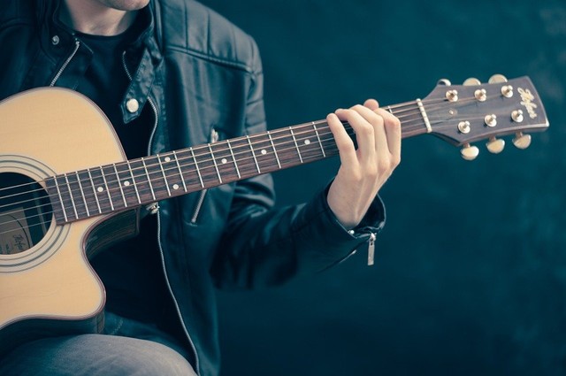 Bermain Gitar. (Foto: Firmbee by https://pixabay.com)