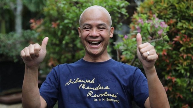 Gubernur Jawa Tengah Ganjar Pranowo saat cukur gundul di hari kanker anak sedunia. Foto: Pemprov Jawa Tengah