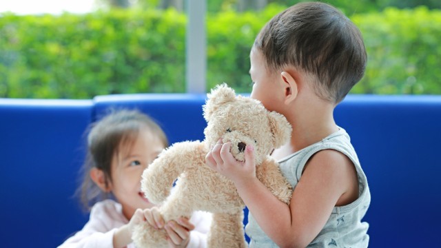 Ilustrasi anak balita rebutan mainan. Foto: GOLFX/Shutterstock
