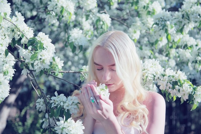 Rekomendasi Parfum Wanita Tahan Lama dan Murah, Foto: Unsplash/Sharon McCutcheon
