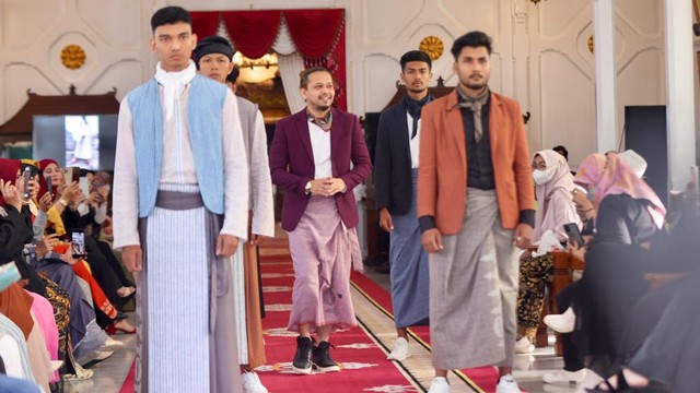 Model memperagakan busana muslim. Foto: Suparta/acehkini