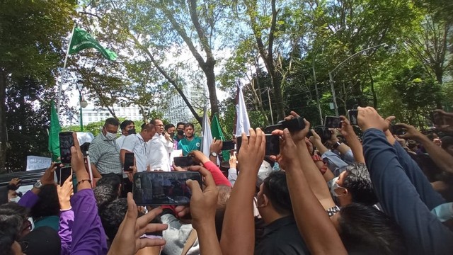 Mahasiswa berunjuk rasa di depan DPRD Sumut, Rabu (13/4).  Foto: Rahmat Utomo/kumparan