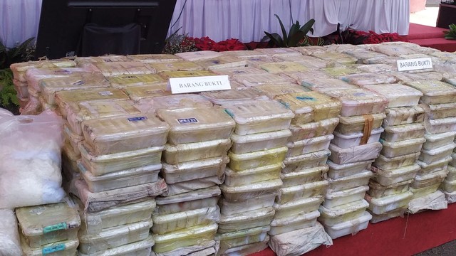 Tumpukan sabu dengan berat sekitar 1,2 ton yang diungkap Ditresnarkoba Polda Jabar ketika diperlihatkan di Pusdik Intelijen, Kabupaten Bandung pada Kamis (24/3/2022). Foto: Rachmadi Rasyad/kumparan