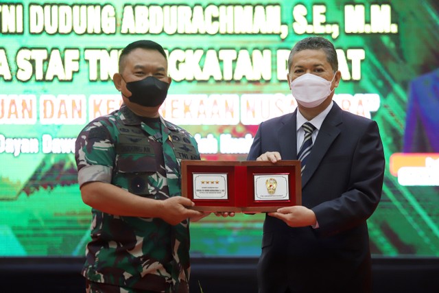 Jenderal Dudung dan Prof. Marwan. Foto: Humas USK