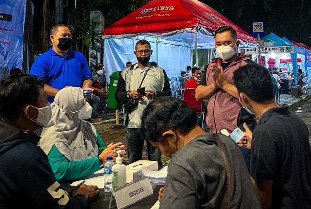 Kapolda Metro Jaya, Irjen Pol. DR. Fadil Imran (kanan), menyapa warga terkait vaksinasi di sentra UMKM. Foto: Dok. Polda