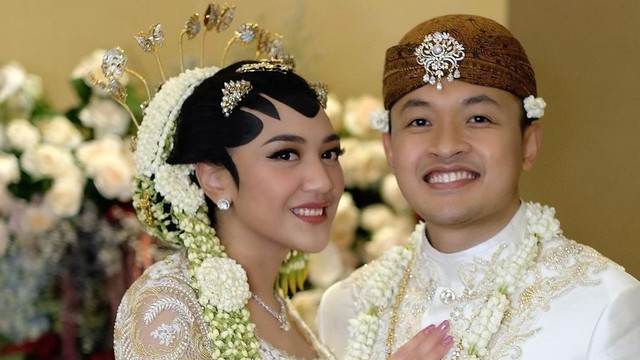 Putri Tanjung mengenakan kebaya adat Solo saat akad nikah. Foto: Instagram/@bubahalfian