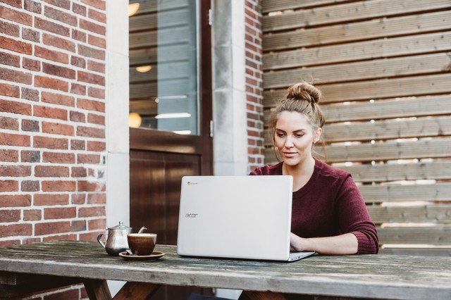 Ilustrasi menggunakan laptop Acer. Foto: Anete Lūsiņa/unsplash