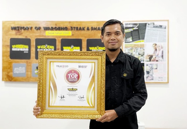 Waroeng Steak & Shake meraih penghargaan Top Digital Public Relations Award 2022 yang diselenggarakan oleh Info Brand Indonesia. Foto: dok. Waroeng Steak & Shake