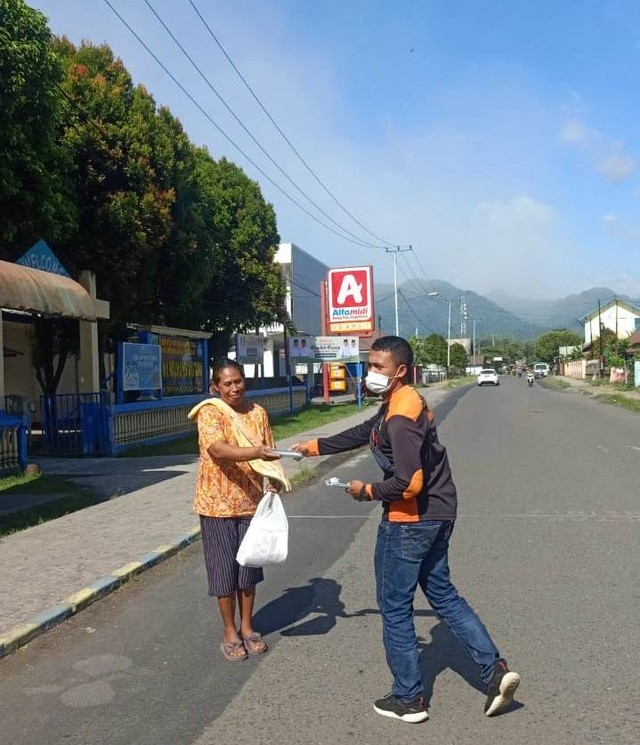 Staf BPBD Halut saat membagikan masker ke warga. Foto: Istimewa